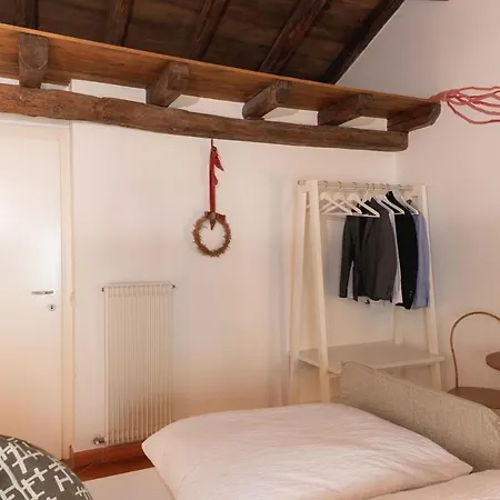 Stop & Sleep On The Hills 法加尼亚