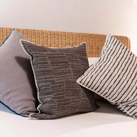 Stop & Sleep On The Hills 法加尼亚