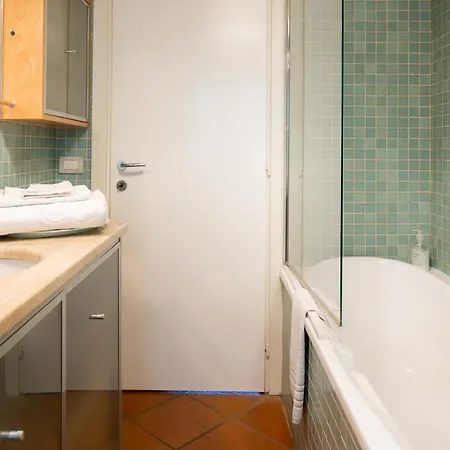 Stop & Sleep On The Hills 法加尼亚